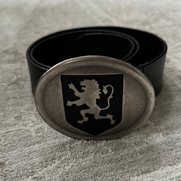 Guess Black Belt with Silver Lion Crest Buckle. Size 32 Inches. - Picture 1 of 11